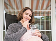 孕期补水不可忽视，四大原则需牢记
