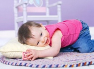 2岁半孩子总爱抱枕头，需要纠正吗？