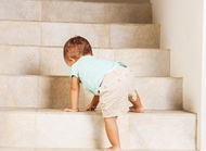 带宝宝玩爬楼梯游戏时的几点注意