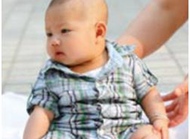 宝宝坐起来，锻炼宝对头颈的控制能力