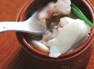 月子餐：猪蹄茭白汤