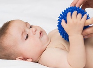 巧用带声响的玩具，增强宝宝的视听能力