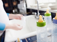 宝宝的奶具要及时清洗，洗涤消毒需到位