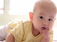 儿医解读宝宝吮吸手指行为背后的含义