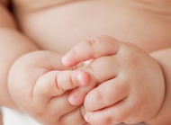 2-4个月：宝宝两手能自主握在一起