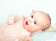 给新生宝宝洗澡的方法和注意事项
