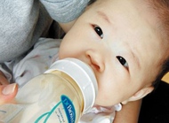 给宝宝冲调奶粉的正确方法和喂奶姿势