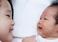 婴儿也会有青春痘，称为“新生儿痤疮”