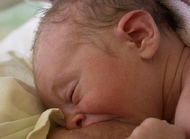 初乳对新生儿早期健康如金子般珍贵