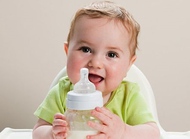 一岁两个月宝宝喜奶瓶弃主食怎么办？