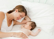 婴儿可否与成人同床睡？有何利弊？