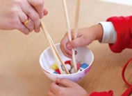 宝宝练习用筷子，增强手部的灵活性
