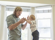 扶站练习，训练宝宝腿部持重和平衡能力