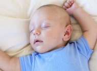 宝宝在睡觉时为什么会把双手举过头？