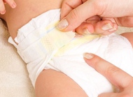 给新生宝宝换尿不湿的方法与步骤