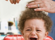 一岁半宝宝每次理发都大哭，该怎么办？