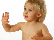 宝宝9-11个月：玩拍手或挥手再见