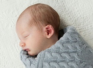 宝宝头顶偏左或偏右有个肿包怎么办？