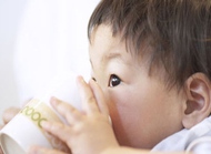 用杯子喝水，提升宝宝生活自理能力
