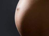 孕期肚子显不显跟哪些因素有关？