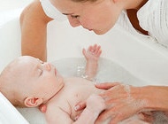 你知道怎样给新生儿洗澡吗
