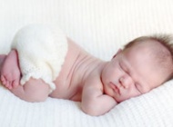 如何防止宝宝睡偏头