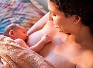 新妈妈产后哺乳谨防乳腺炎