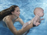 婴儿游泳注意这三个误区