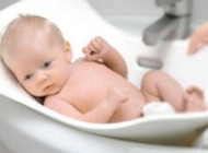 给宝宝洗澡的危险动作
