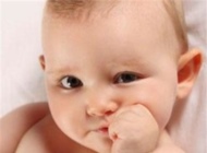 宝宝就是喜欢吃手指，怎么办？