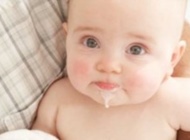 如何区别宝宝生理性和病理性吐奶