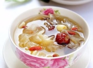 调经食谱 葡萄干莲子汤的做法