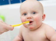 孩子用软毛牙刷更好？宝宝刷牙6大误区