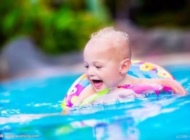 婴儿游泳后做做按摩更健康