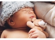 想要好头型，调整宝宝睡姿最重要
