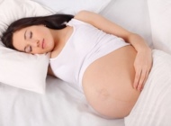 孕妈妈39周了，但是出现羊水偏少能生吗？